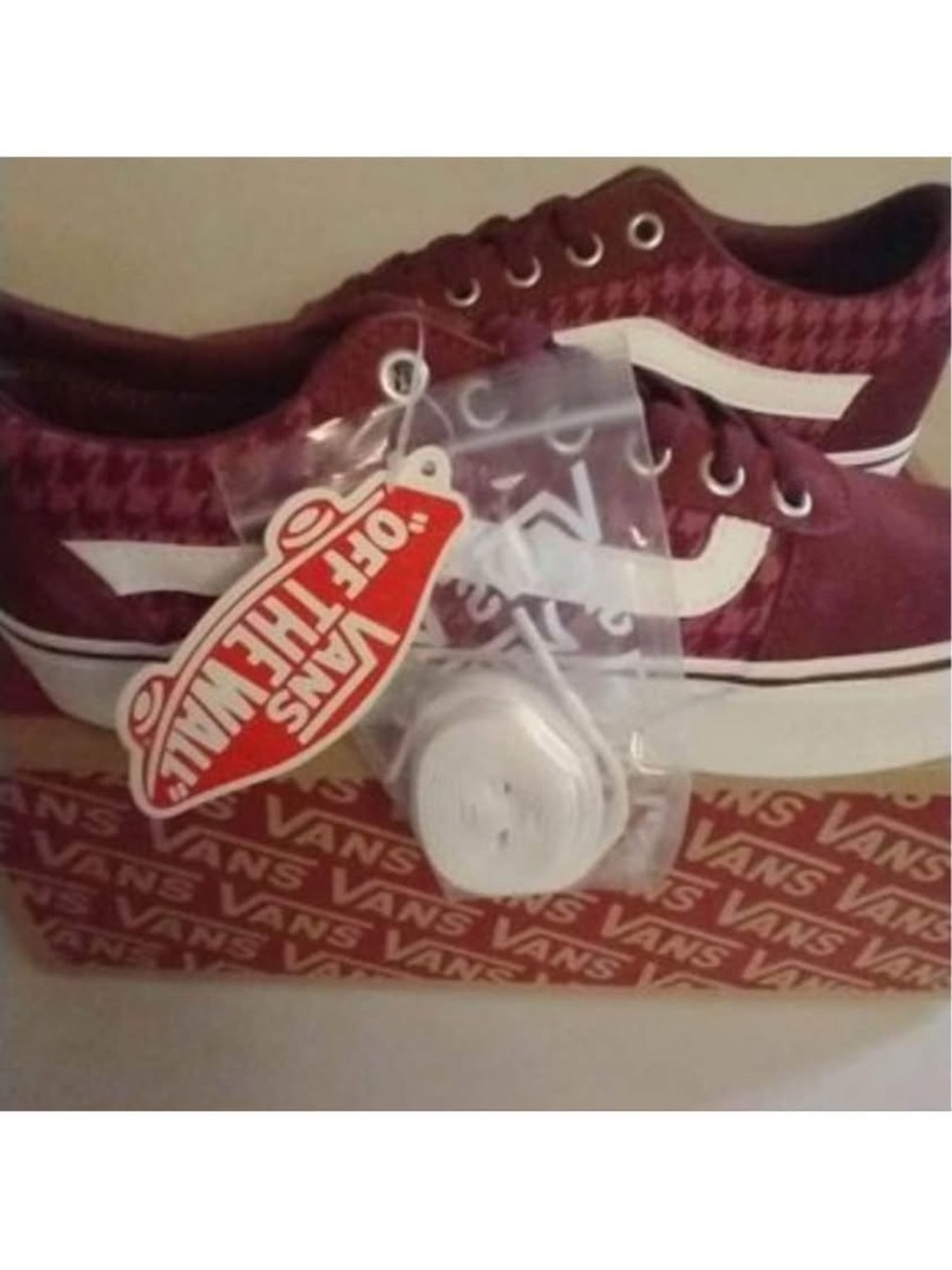 Vans Low-Top Sneakers in Maroon plaid